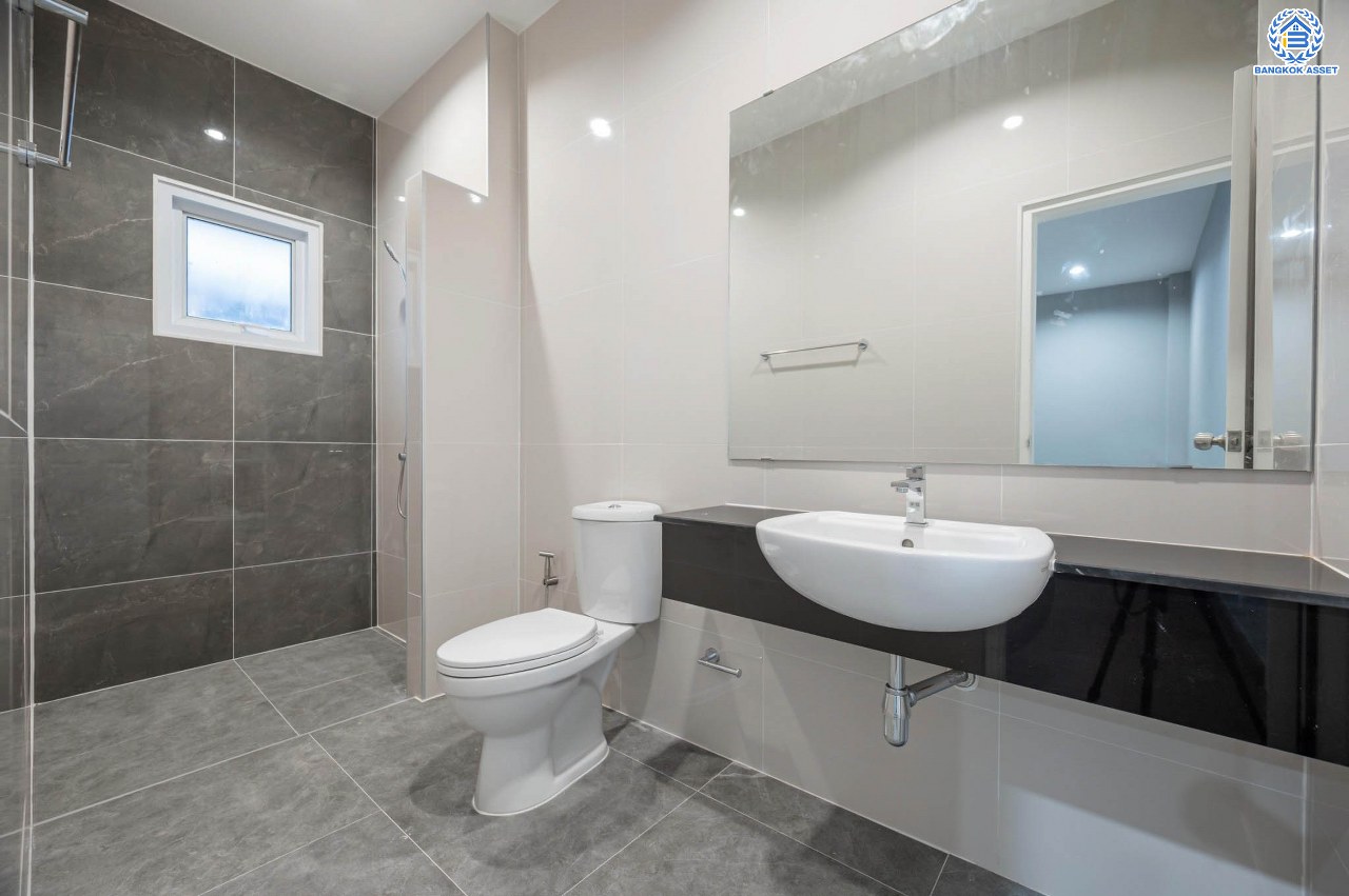 บ้านมือสองตกแต่งใหม่ โครงการ เดอะเวอรีเดียนโฮม กาญจนาภิเษก เนื้อที่กว้าง 75 ตร.ว. ฟังก์ชัน 3 ห้องนอน 4 ห้องน้ำ 1 ห้องอเนกประสงค์ 1 ห้องแม่บ้าน จอดรถได้ 2 จอด บนทำเลดี ติดถนนกาญจนาภิเษก เชื่อมต่อถนนรัตนาธิเบศร์ ถนนนครอินทร์ ถนนกาญจนาภิเษก ใกล้รถไฟฟ้าสายสีม่วง "สถานีตลาดบางใหญ่" และจุดขึ้นทางด่วน "ศรีรัช"...